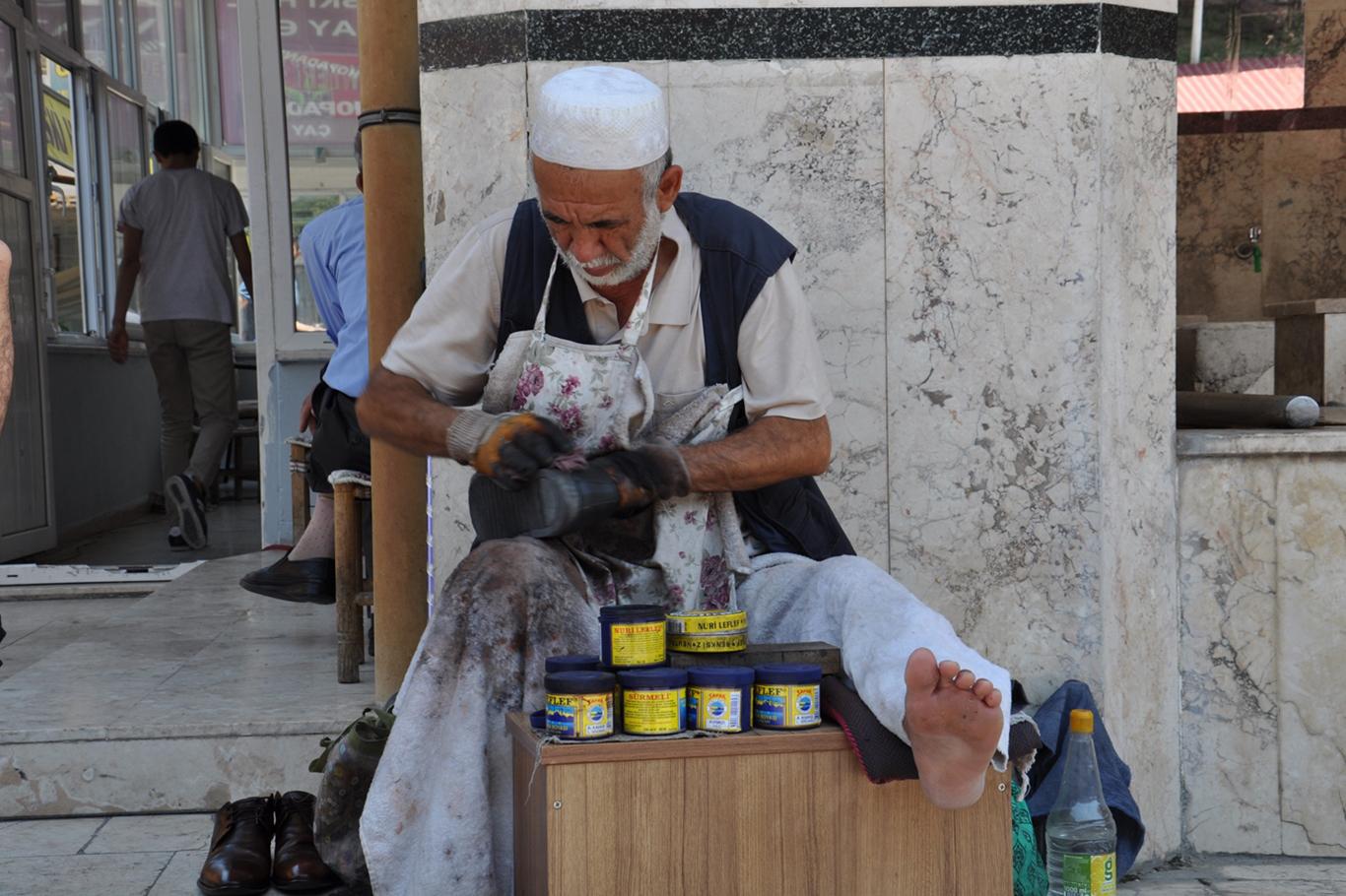 Yaşlı Afgan boyacılık yaparak ailesinin geçimini sağlıyor
